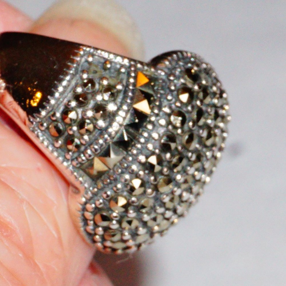 925 SILVER AND MARCASITE DOMED RING - Picture 4 of 7